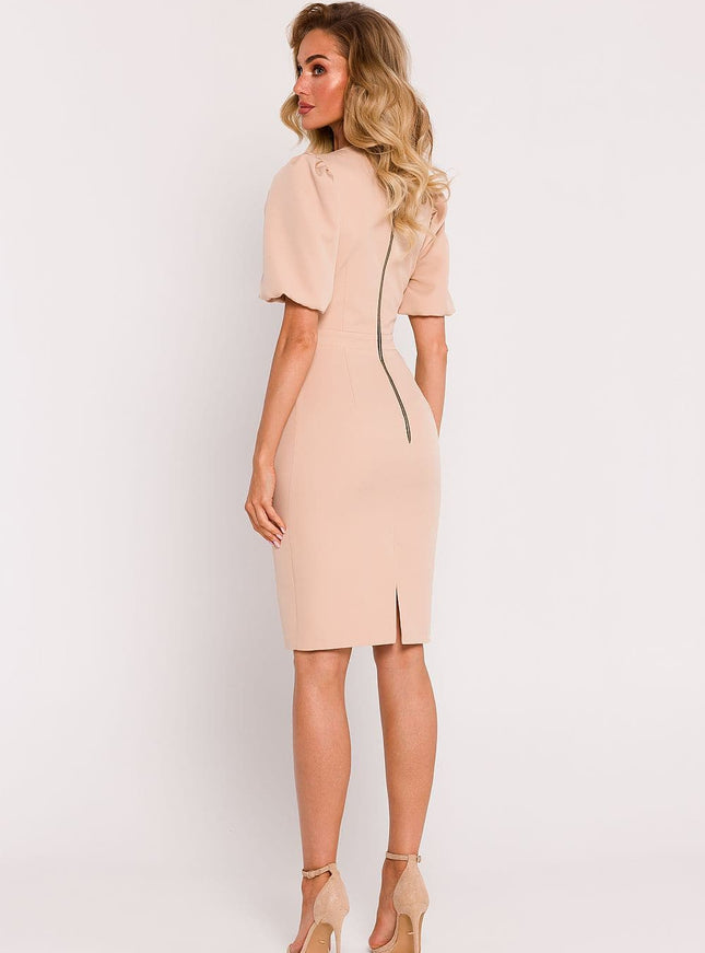 Robe beige chic midi à manches courtes idéale pour cocktail et soirées, silhouette moulante et fendue.