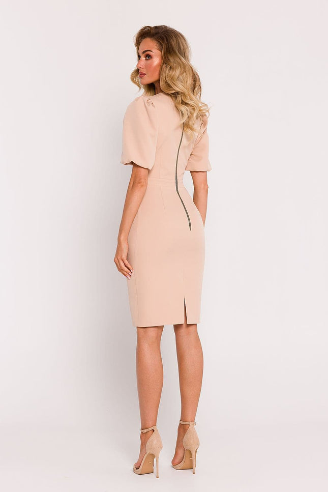 Robe beige chic midi à manches courtes idéale pour cocktail et soirées, silhouette moulante et fendue.