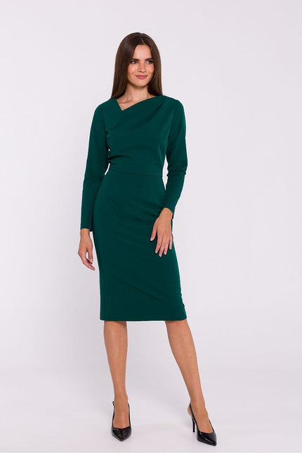 Robe verte chic de soirée manche longue, longueur midi, silhouette droite pour cocktail ou événement professionnel.