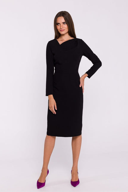 Robe noire chic midi à manches longues pour soirée cocktail ou événement d'entreprise.