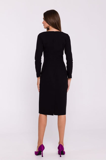 Robe noire midi chic pour soirée, manches longues, silhouette droite élégante et moderne.