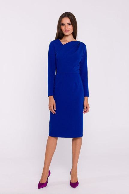 Robe bleue midi manches longues pour cocktail, silhouette droite et élégante.