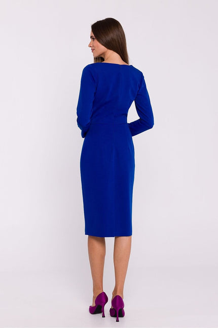 Robe bleue midi chic pour soirée avec manches longues et silhouette droite.