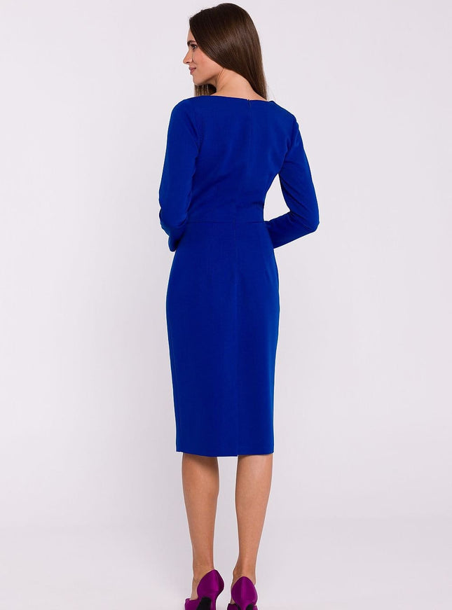 Robe bleue midi chic pour soirée avec manches longues et silhouette droite.