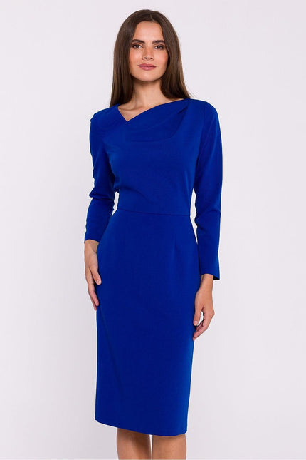 Robe bleue élégante midi pour soirée chic, manches longues et coupe droite, idéale cocktail ou travail.