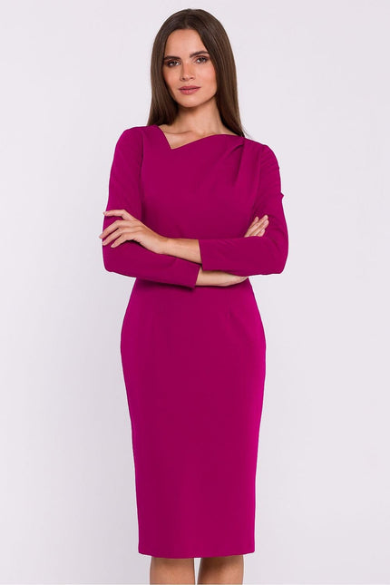 Robe fourreau violette midi chic pour soirée avec manches longues et encolure dégagée.