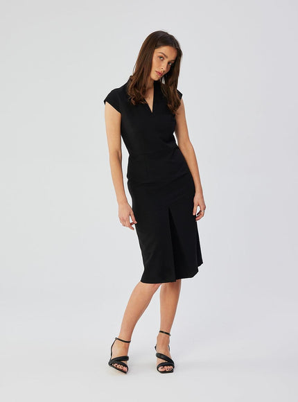 Robe noire élégante midi moulante pour cocktail ou soirée chic, avec manches courtes et col en V, parfaite pour événements formels.