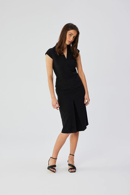 Robe noire élégante midi moulante pour cocktail ou soirée chic, avec manches courtes et col en V, parfaite pour événements formels.