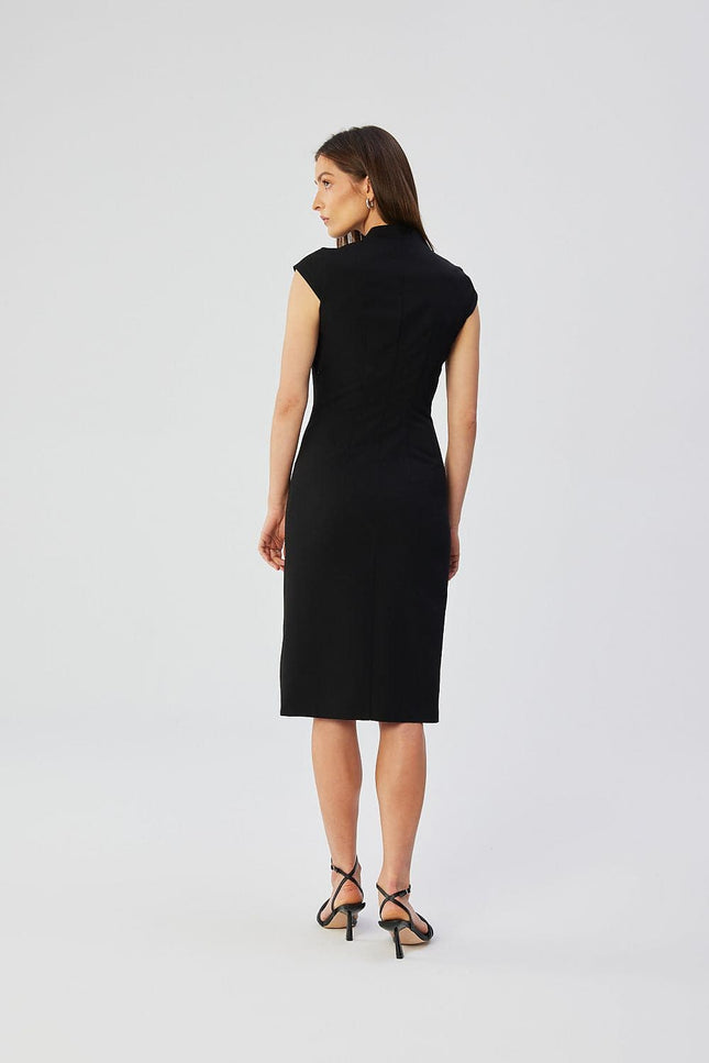 Robe noire élégante midi moulante sans manches idéale pour cocktail ou soirée, chic et moderne.