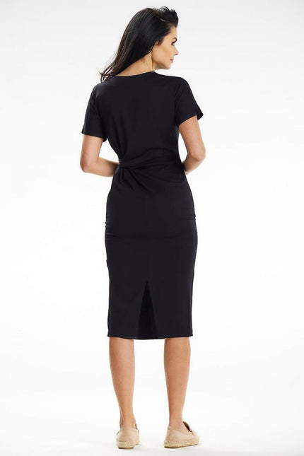 Robe noire chic midi à manches courtes et silhouette droite pour cocktail ou soirée élégante.