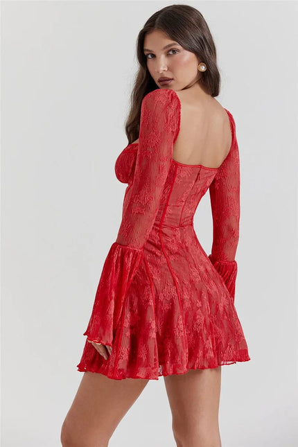 Robe rouge courte style bohème avec manches longues pour soirée ou événement casual, dotée d'une texture dentelle élégante et d'un dos nu séduisant.