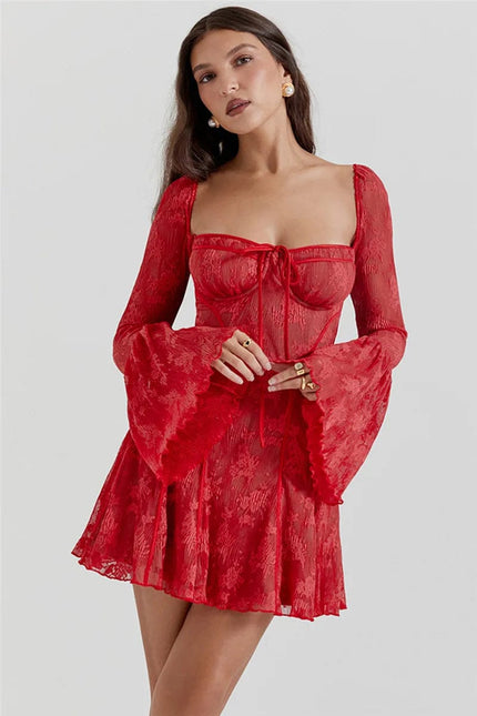 Robe rouge courte style gothique avec manches longues et épaules dénudées, idéale pour soirée ou cocktail.