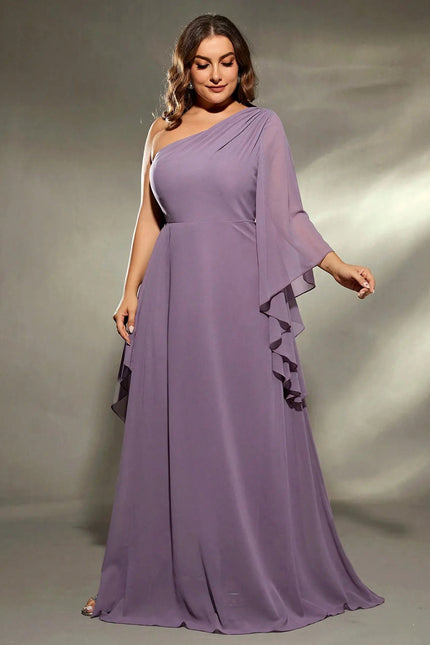 Robe grande taille chic violette longue avec épaules dénudées pour soirée ou événement spécial.