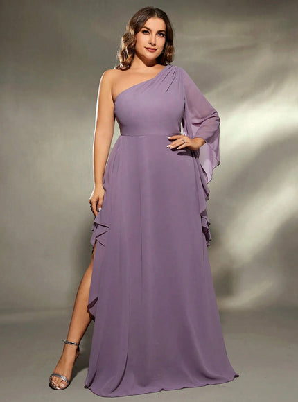 Robe grande taille chic violette avec épaule dénudée pour soirée ou événement, longueur midi et silhouette trapèze.