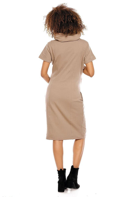 Robe midi beige casual avec manches courtes pour un look quotidien simple et élégant, parfaite pour sorties ou travail.