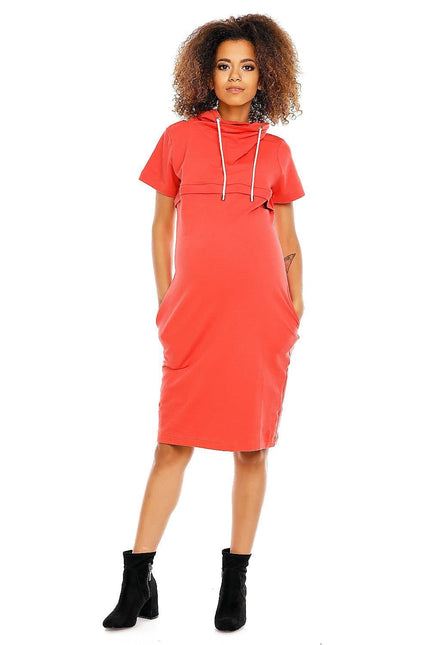 Robe de grossesse casual rouge midi avec manches courtes et capuche pour un style décontracté et confortable.