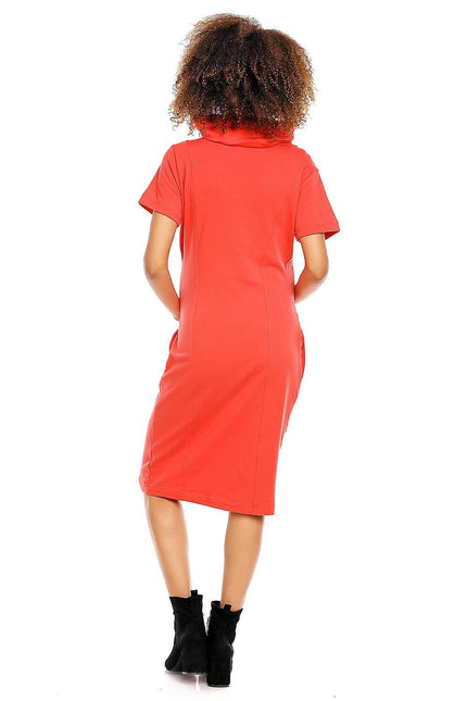 Robe grossesse casual rouge midi à manches courtes et col rond, idéale pour un look quotidien confortable.