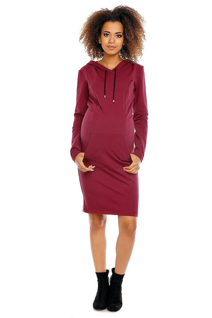 Robe de grossesse bordeaux midi à capuche et manches longues pour un look casual et confortable.