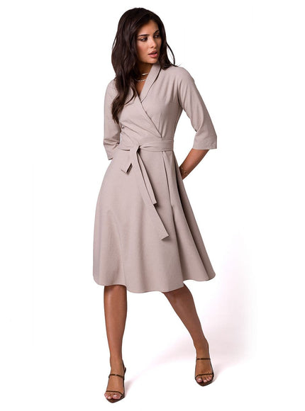 Robe habillée beige à manches longues, style chic et élégante, idéale pour cocktail ou événement professionnel, coupe midi trapèze.