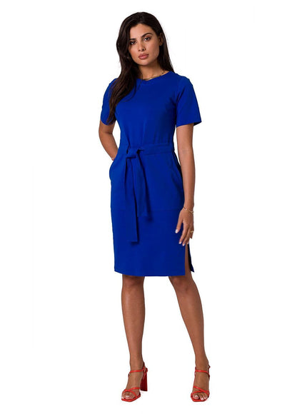 Robe habillée bleue à manches courtes et ceinture, style élégant pour cocktail ou soirée, coupe droite midi pour femmes.