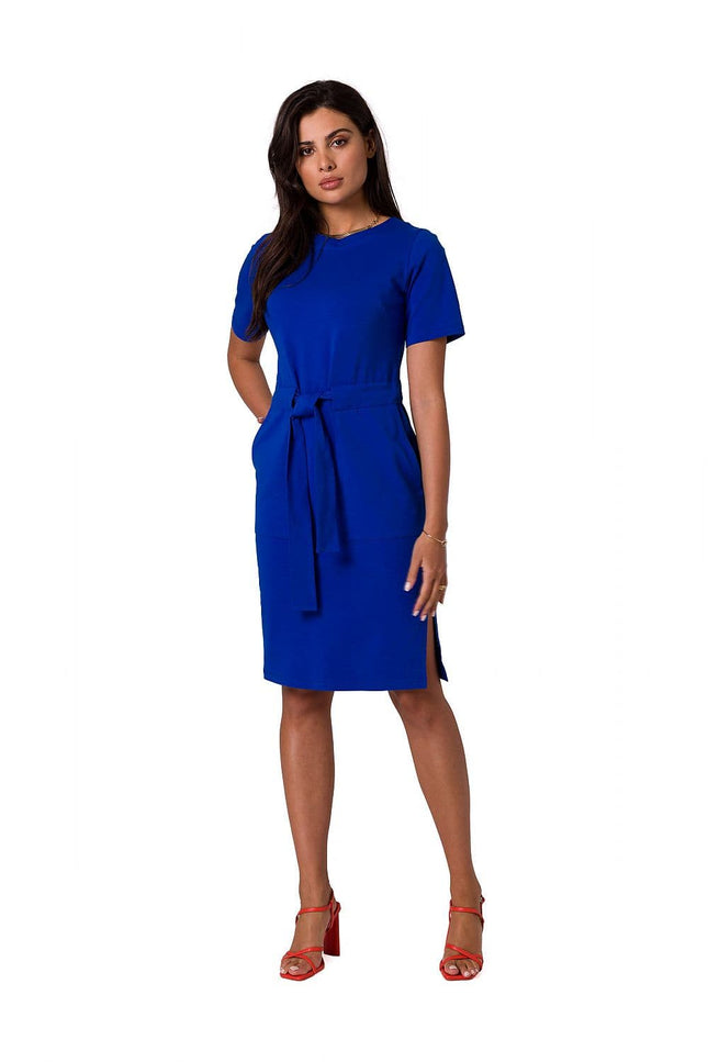 Robe habillée bleue à manches courtes et ceinture, style élégant pour cocktail ou soirée, coupe droite midi pour femmes.