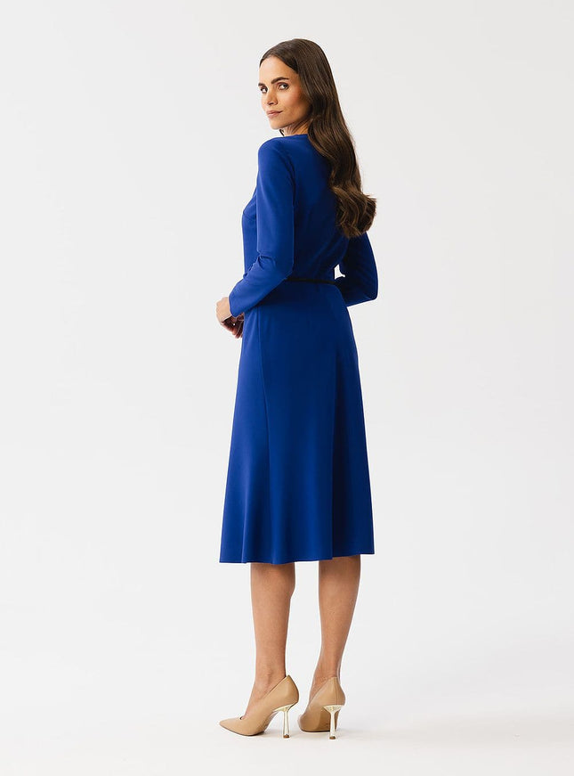 Robe bleue chic mi-longue avec manches longues pour cocktail ou événement de jour, silhouette élégante et contemporaine.