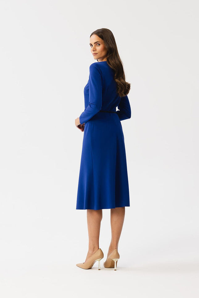 Robe bleue chic mi-longue avec manches longues pour cocktail ou événement de jour, silhouette élégante et contemporaine.