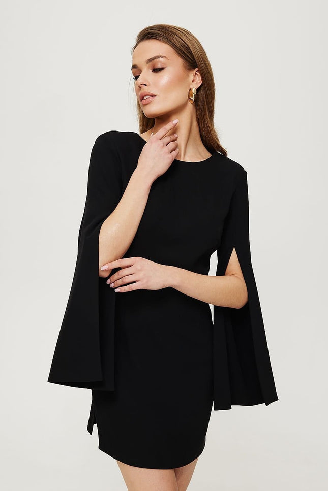 Robe noire chic soirée courte manche longue pour cocktail ou événement habillé, silhouette droite élégante.