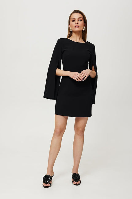 Robe noir courte chic à manches longues pour cocktail ou soirée, silhouette droite tendance, idéale pour évènements élégants.