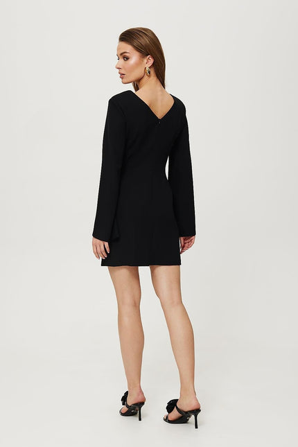 Robe noire chic courte pour cocktail avec manches longues et silhouette droite, idéale pour une soirée habillée.