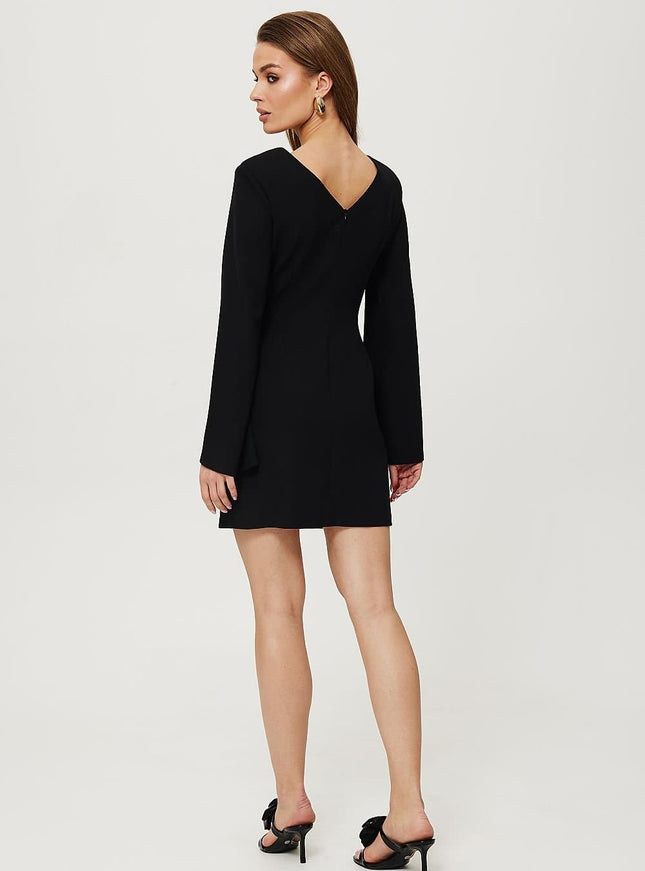 Robe noire chic courte pour cocktail avec manches longues et silhouette droite, idéale pour une soirée habillée.