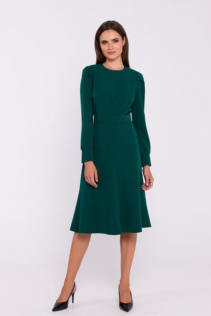 Robe verte midi élégante à manches longues pour soirée chic ou cocktail, silhouette trapèze.