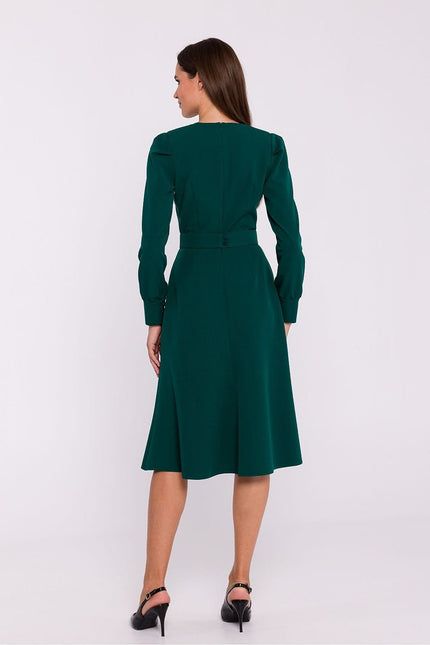 Robe verte élégante midi à manches longues pour cocktail ou soirée chic, taille cintrée et jupe évasée.