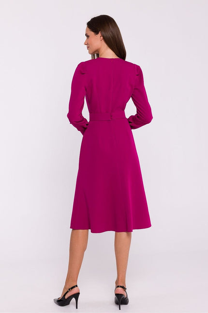 Robe midi rose élégante manches longues pour cocktail ou soirée, taille cintrée et jupe évasée.