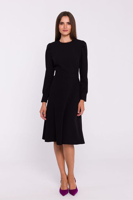 Robe noire midi élégante manches longues pour cocktail ou soirée, style chic et sophistiqué.