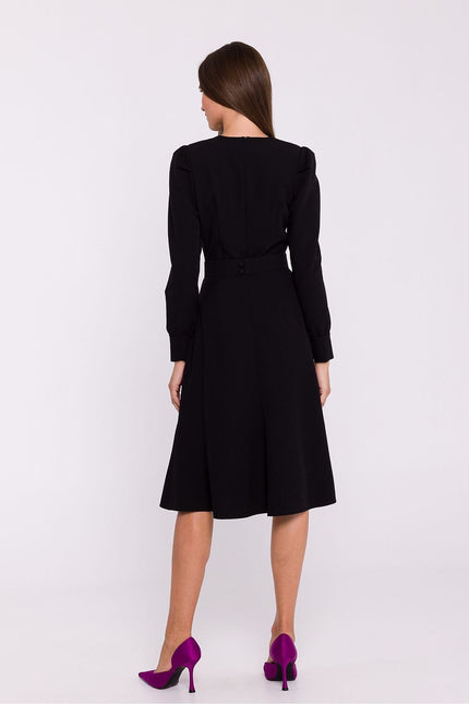 Robe noire midi chic à manches longues pour cocktail ou soirée, silhouette trapèze.