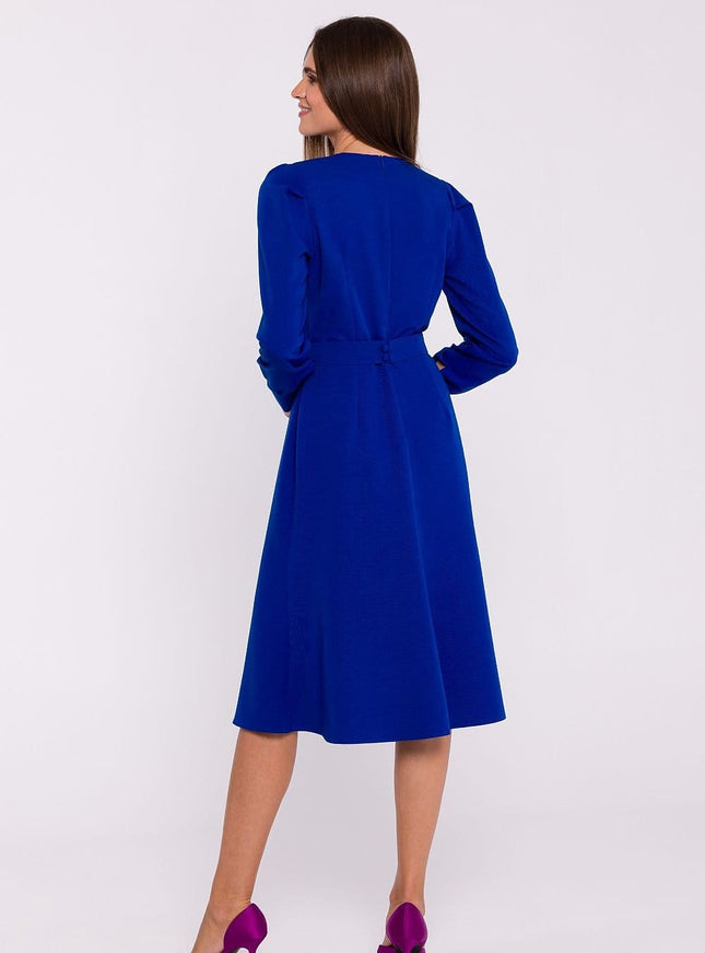 Robe bleue chic et simple, longueur midi, manches longues pour cocktail ou soirée.