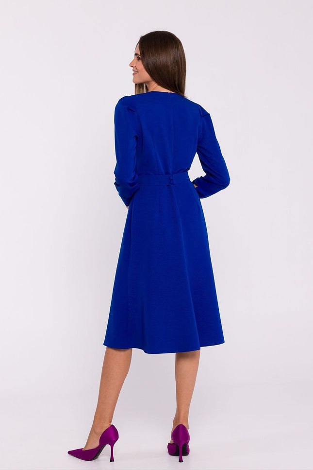 Robe bleue chic et simple, longueur midi, manches longues pour cocktail ou soirée.