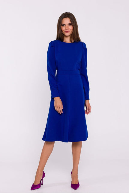 Robe bleue midi chic pour cocktail ou soirée, manches longues et silhouette droite.