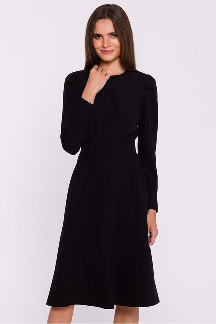 Robe noire chic pour soirée, manches longues, longueur midi, silhouette droite, idéale pour cocktail ou gala