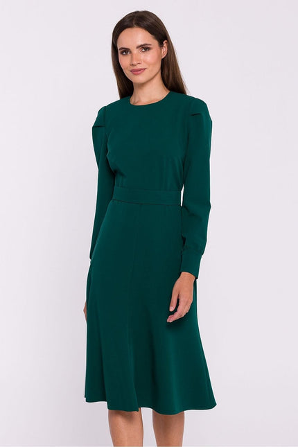 Robe verte midi élégante à manches longues pour cocktail ou soirée, style chic et trapèze.