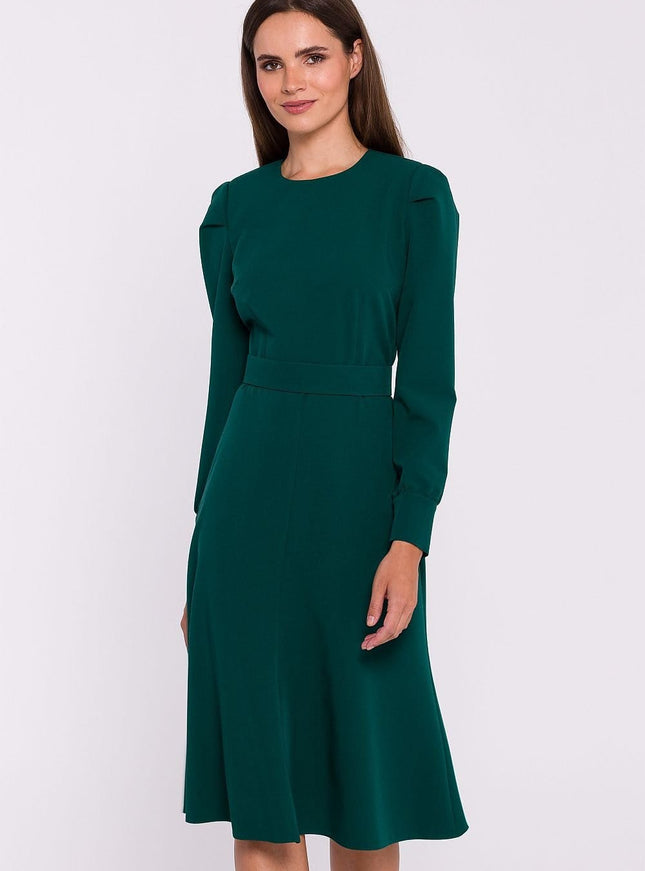 Robe verte midi élégante à manches longues pour cocktail ou soirée, style chic et trapèze.