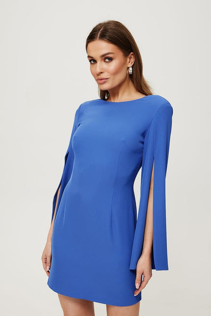 Robe habillée courte bleue style cocktail avec manches longues pour soirée élégante.