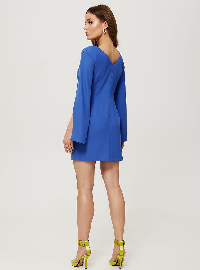 Robe bleue courte chic pour cocktail avec manches longues et silhouette droite, idéale pour événements habillés.