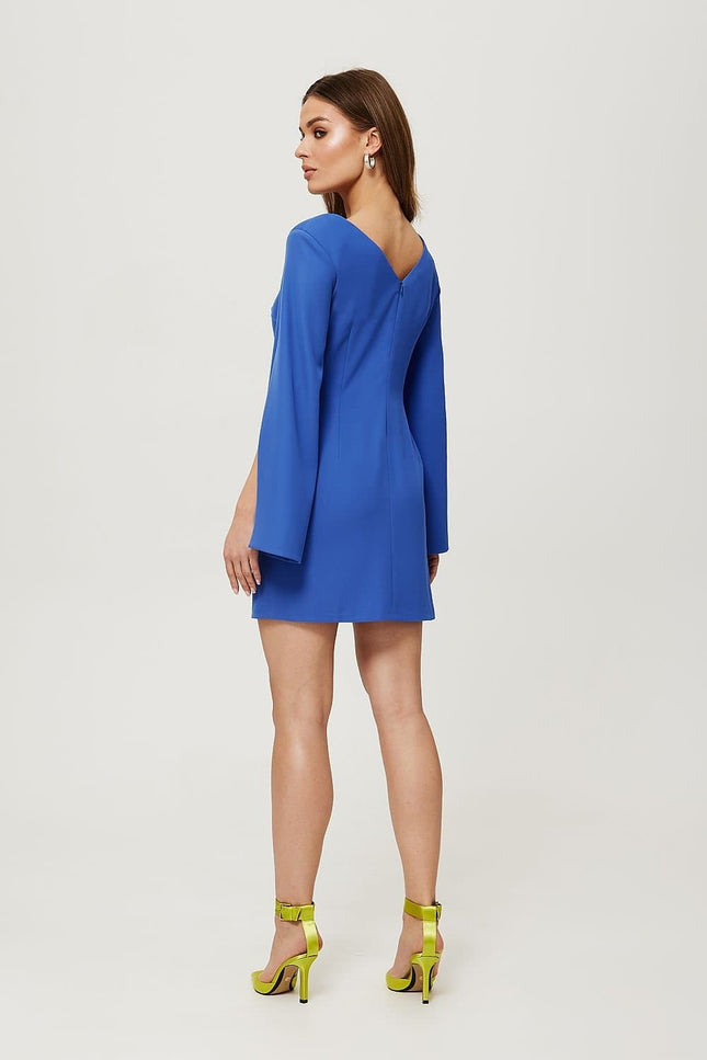 Robe bleue courte chic pour cocktail avec manches longues et silhouette droite, idéale pour événements habillés.