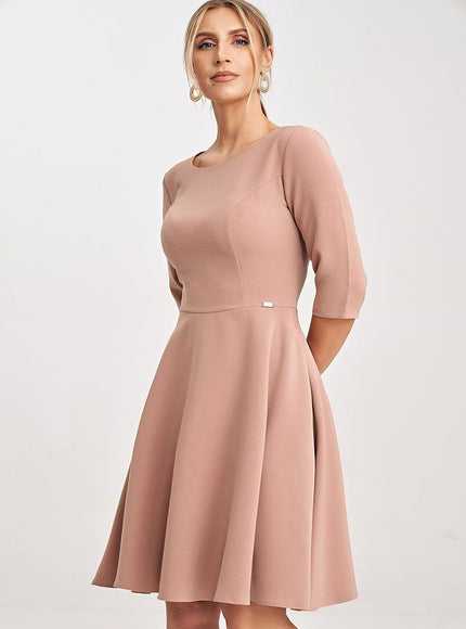 Robe midi terracotta style chic, manches trois-quarts et silhouette trapèze pour soirée ou cocktail.