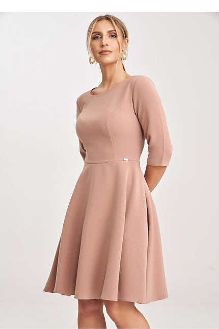 Robe midi terracotta style chic, manches trois-quarts et silhouette trapèze pour soirée ou cocktail.