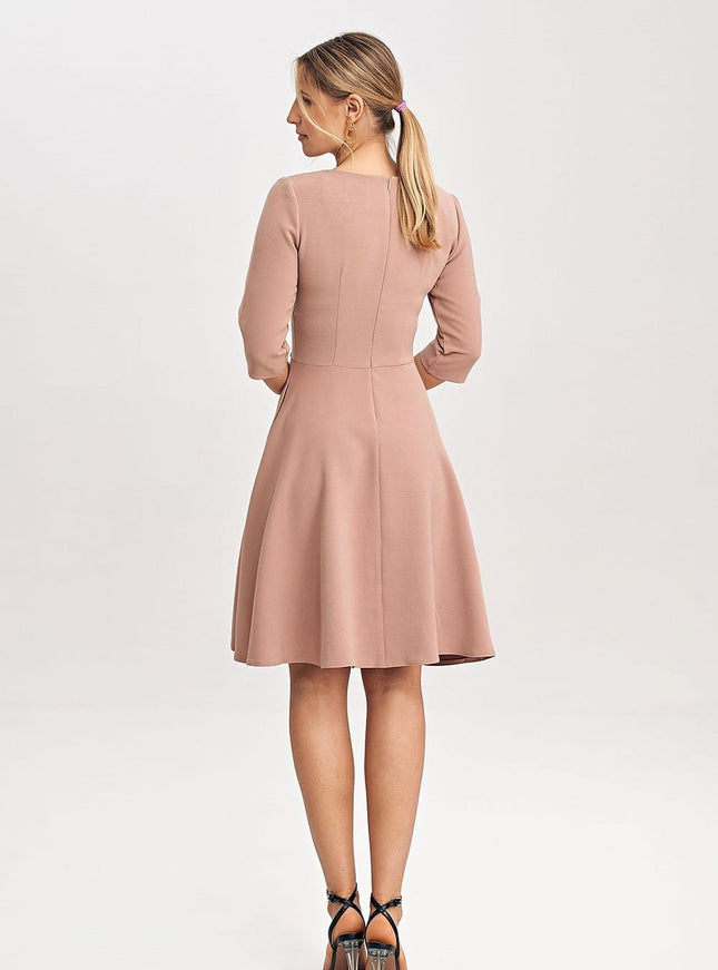 Robe rose midi à manches longues et silhouette évasée pour cocktail ou soirée simple.