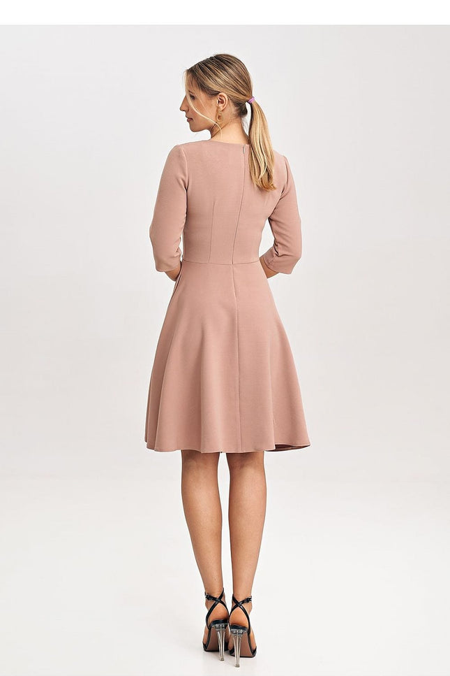 Robe rose midi à manches longues et silhouette évasée pour cocktail ou soirée simple.