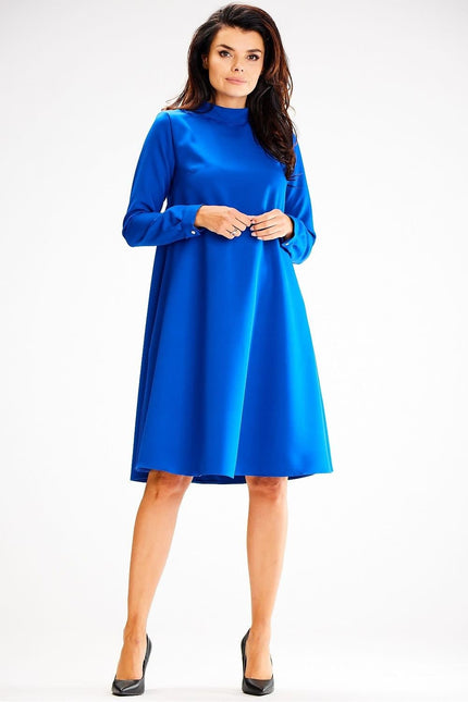 Robe bleue midi chic pour femme enceinte, silhouette droite avec manches longues, idéale pour évènement habillé.